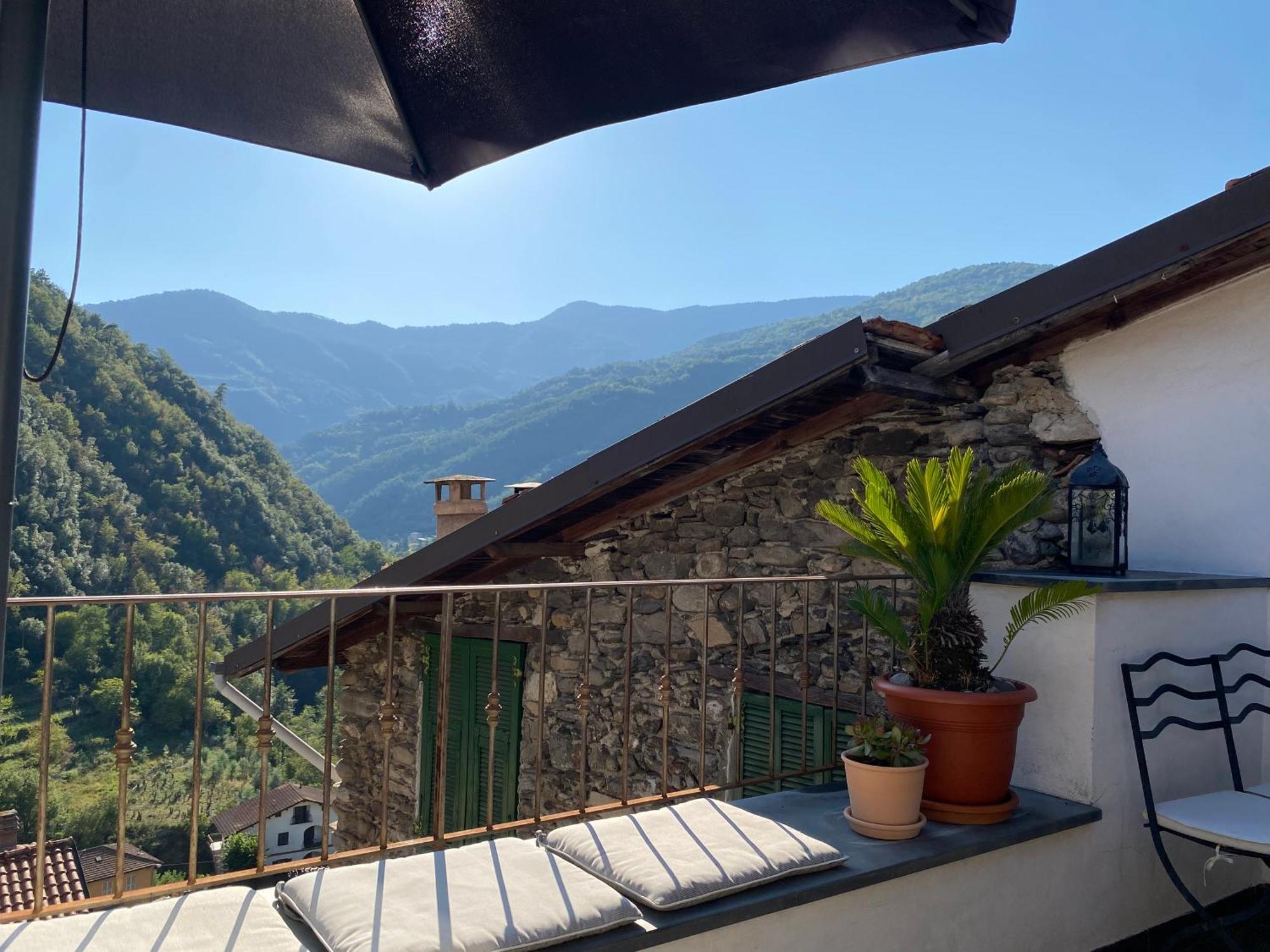 Iconic Italian Townhouse W Rooftop Terrace & Mountain View, Pigna Exterior photo